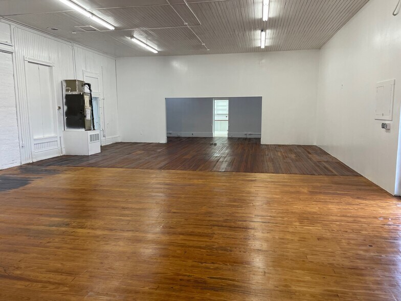 More Photos Of 200-232 W New Braunfels St, Seguin Warehouse For Lease