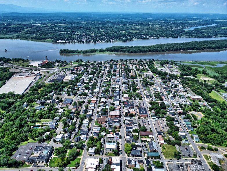 More Photos Of 511 Warren St, Hudson Storefront Retail Residential For Sale