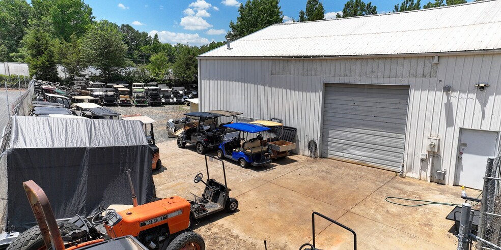 More Photos Of 5709 Brookshire Blvd, Charlotte Warehouse For Lease