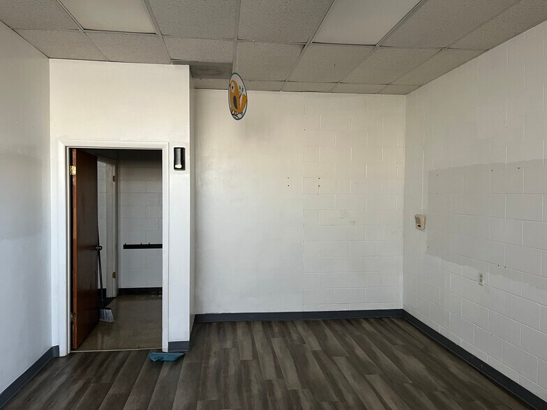 More Photos Of 6612 Arlington Expy, Jacksonville Schools For Lease