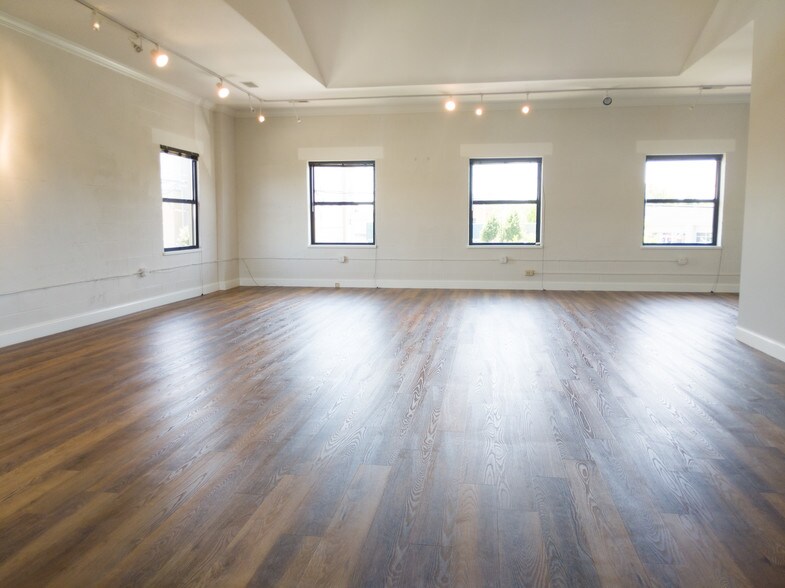 More Photos Of 3218 Madison Rd, Cincinnati Storefront Retail Office For Lease