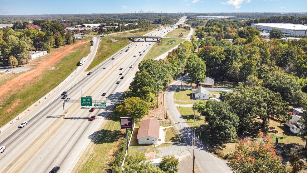 More Photos Of 9008 N Lakebrook Rd, Charlotte Light Distribution For Sale