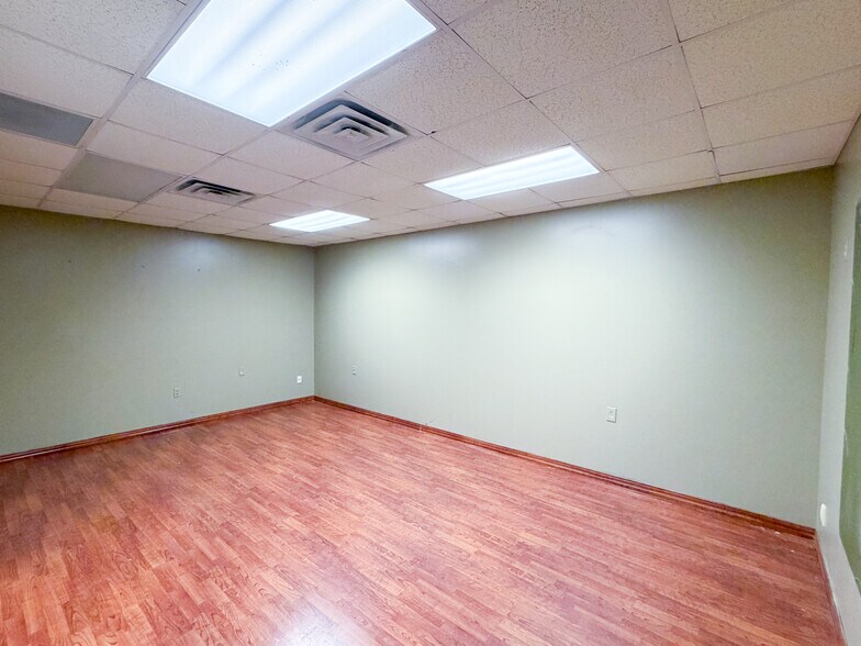 More Photos Of 3850 South Fwy, Fort Worth Flex For Sale