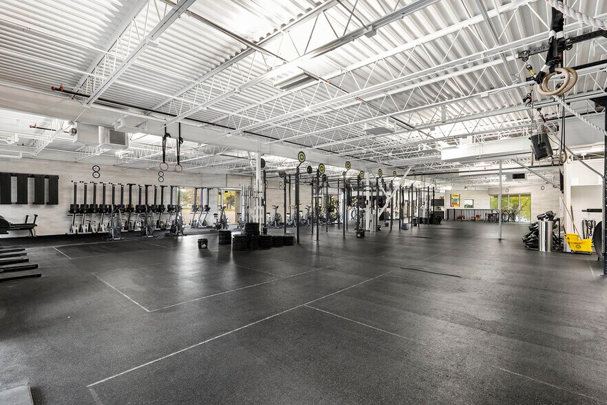 More Photos Of 221 W County Line Rd, Littleton Freestanding For Lease