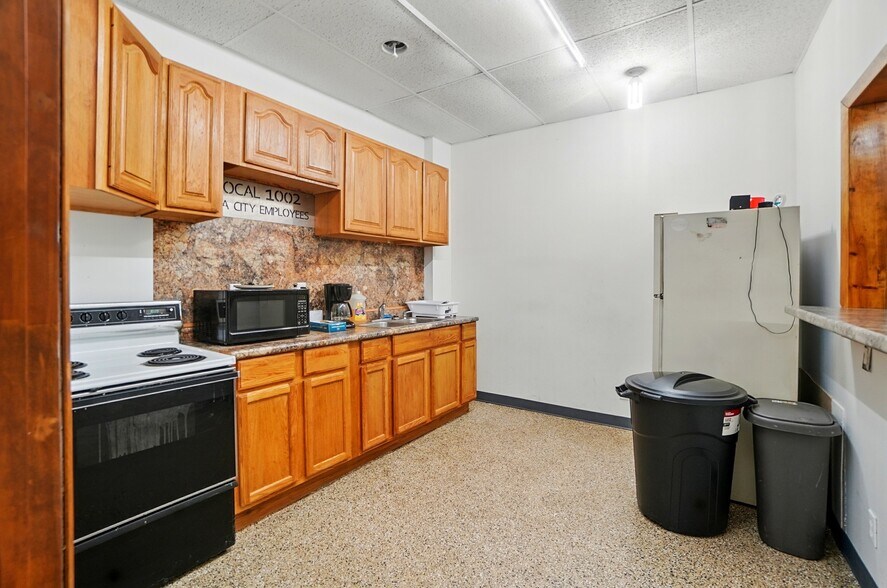 More Photos Of 1007 N Center St, Lima Light Distribution For Sale