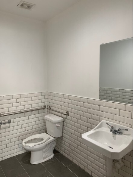More Photos Of 2126 Irving Blvd, Dallas Showroom For Sale