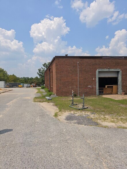 More Photos Of 907 N Pierce St, Alma Industrial For Sale