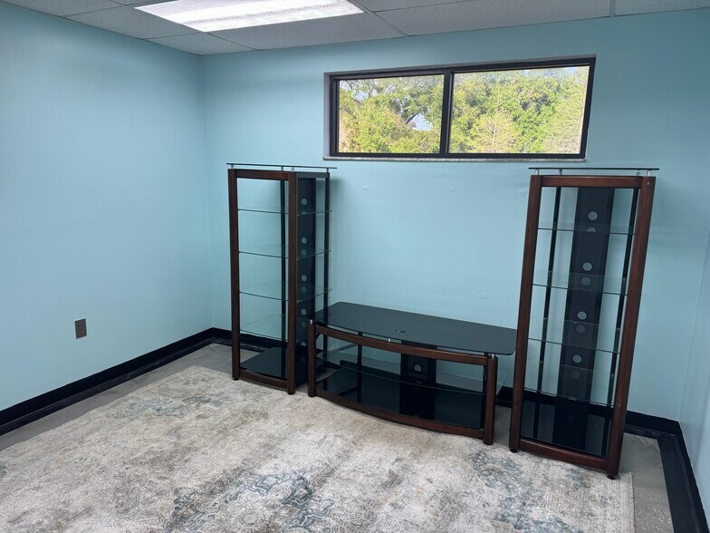 More Photos Of 621 Lakeview Rd, Clearwater Coworking Space