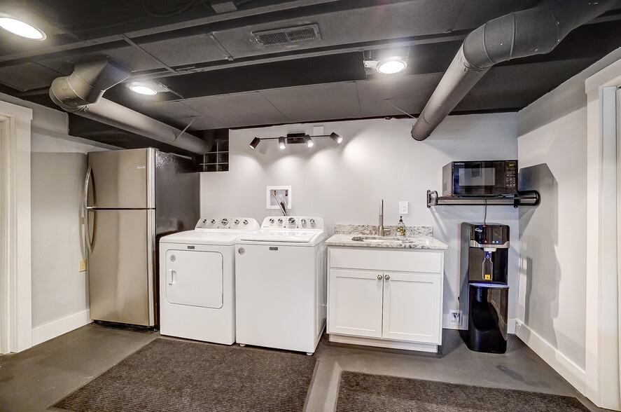 More Photos Of 235 W Franklin St, Centerville Storefront Retail Office For Lease