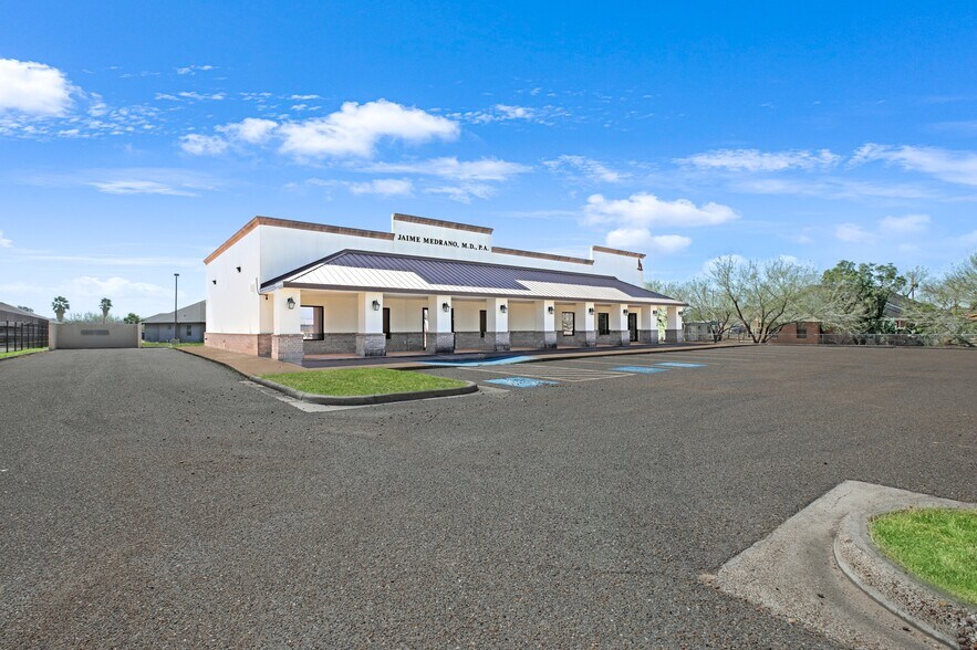 More Photos Of 802 E Expressway 83, La Joya General Retail For Sale