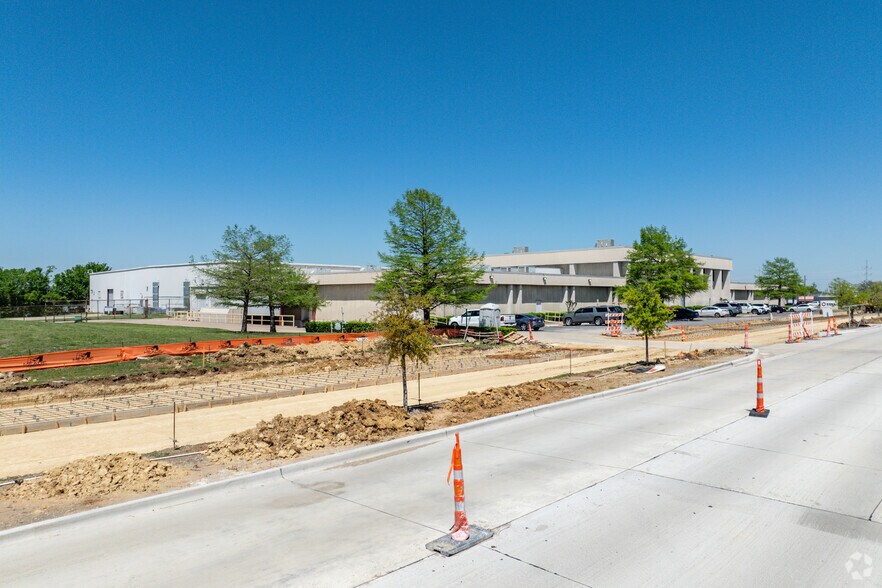 More Photos Of 6625 Iron Horse Blvd, North Richland Hills Distribution For Lease