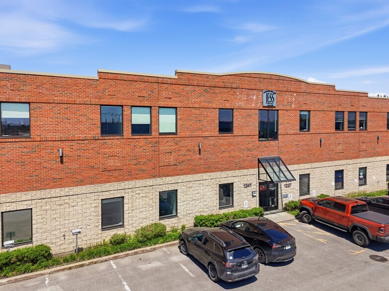 More Photos Of 1233-1241 Dagenais O O, Laval Manufacturing For Lease