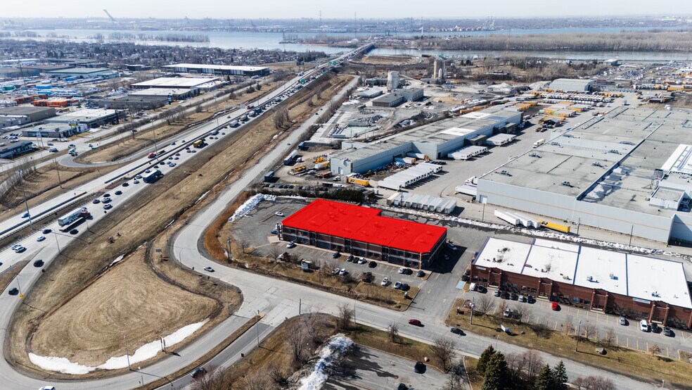 More Photos Of 25 Rue de Lauzon, Boucherville Light Distribution For Lease