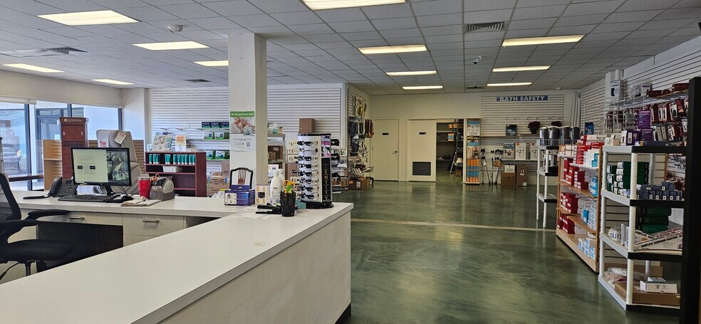 More Photos Of 2700 S King St, Honolulu Unknown For Lease