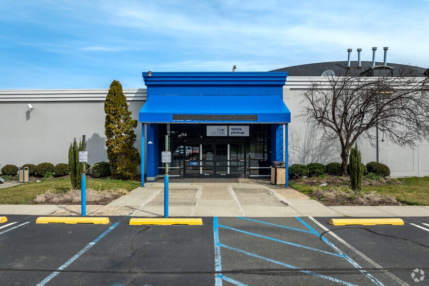 More Photos Of 715 Morris Tpke, Springfield Freestanding For Lease