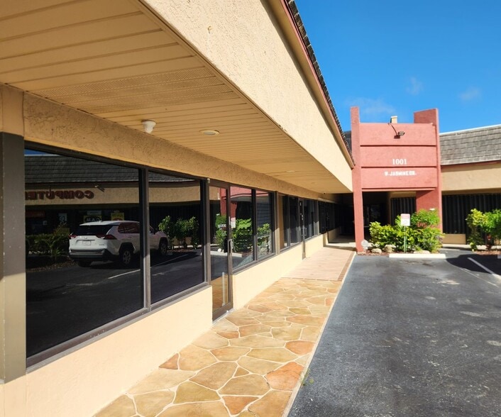 More Photos Of 1001 W Jasmine Dr, West Palm Beach Storefront Retail Office For Lease