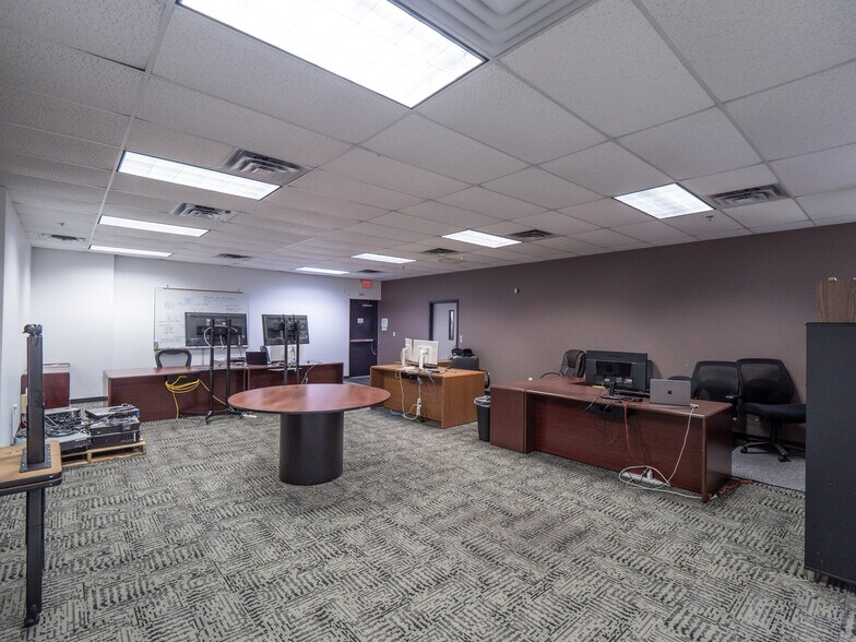 More Photos Of 2914 Montopolis Dr, Austin Light Manufacturing For Lease