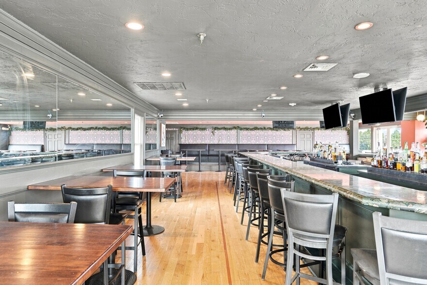 More Photos Of 170 Water St, Plymouth Storefront For Lease