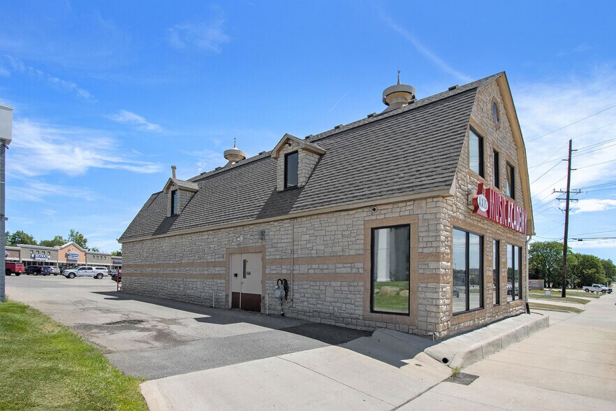 More Photos Of 33030 Northwestern Hwy, West Bloomfield Freestanding For Sale