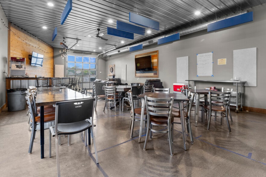 More Photos Of 8035 Craig St, Indianapolis Light Distribution For Lease