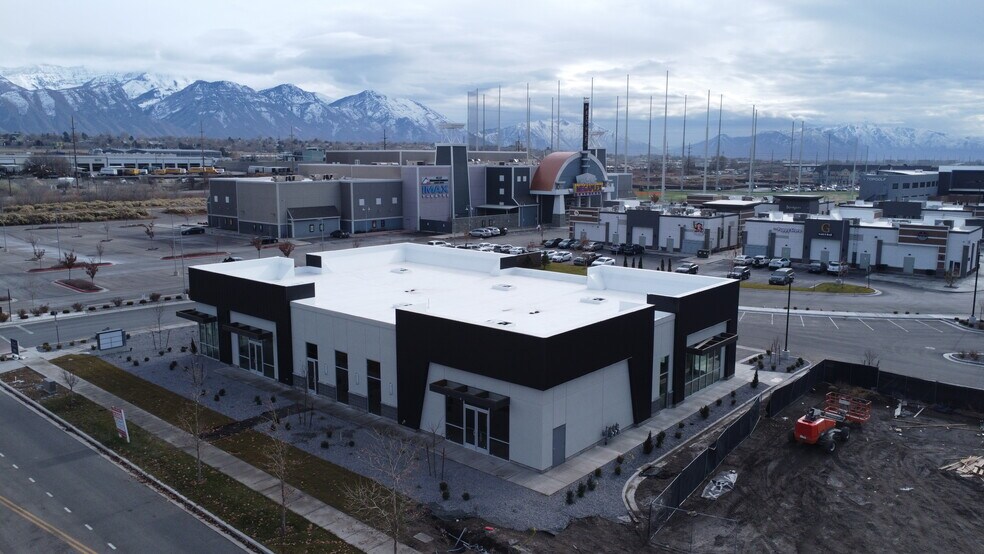 More Photos Of 634 N Mill Road, Vineyard Storefront Retail Office For Lease