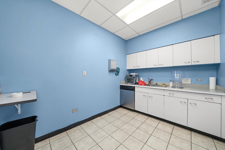 More Photos Of 4025-4039 S Western Blvd, Chicago Warehouse For Sale