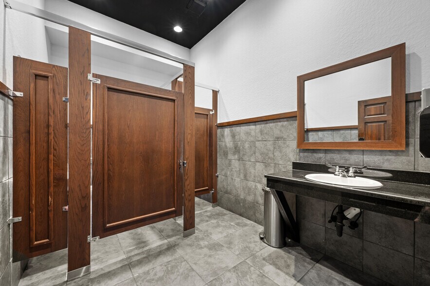 More Photos Of 655 2nd Ave S, Saint Petersburg Restaurant For Sale