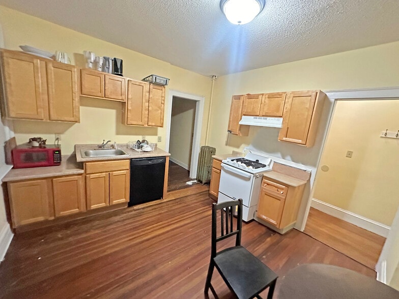 More Photos Of 1526-1528 Broad St, Hartford Apartments For Sale
