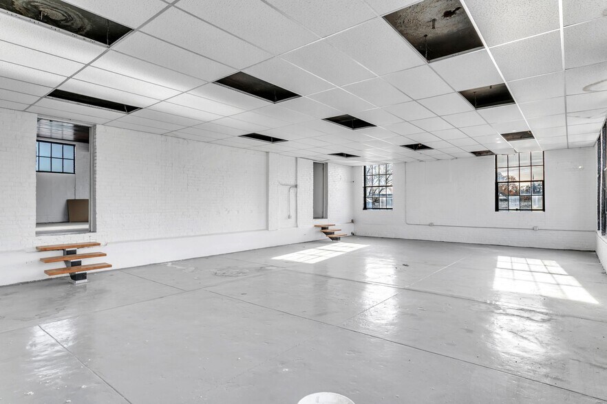 More Photos Of 158 Chestnut St, Holyoke Service Station For Sale