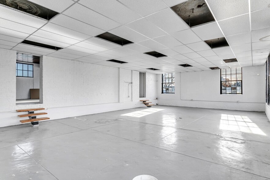 More Photos Of 158 Chestnut St, Holyoke Service Station For Lease