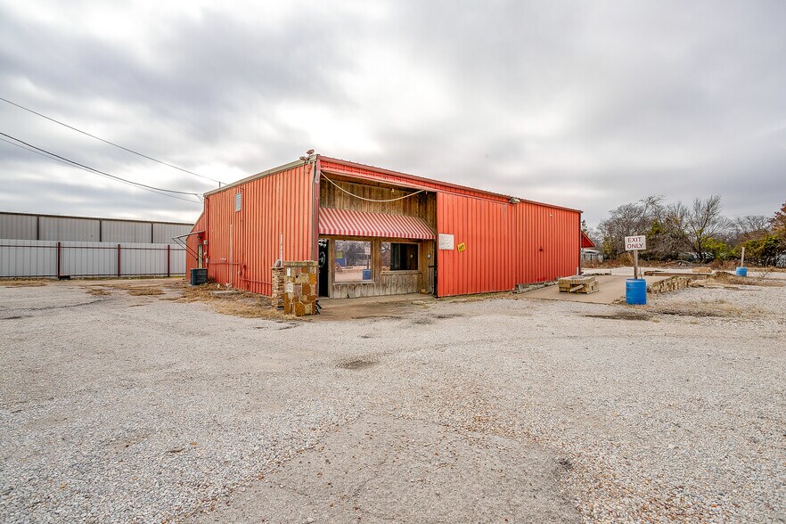 More Photos Of 10025 Jacksboro Hwy, Fort Worth Distribution For Sale