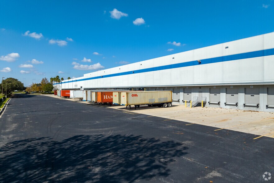More Photos Of 10601 Southport Dr, Orlando Warehouse For Lease