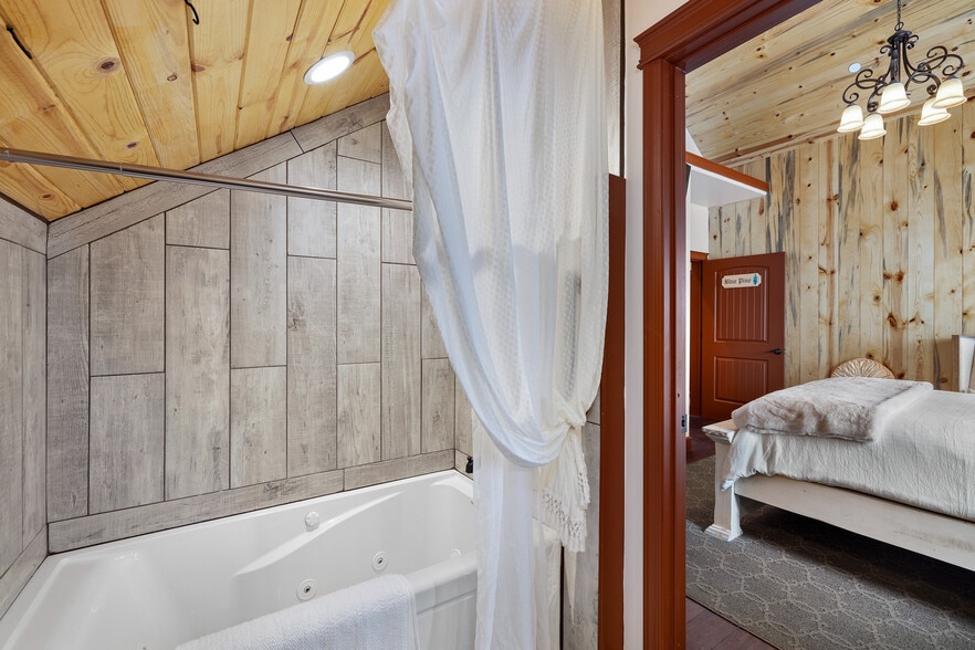 More Photos Of 111 W Bell St, Sequim Hotel For Sale