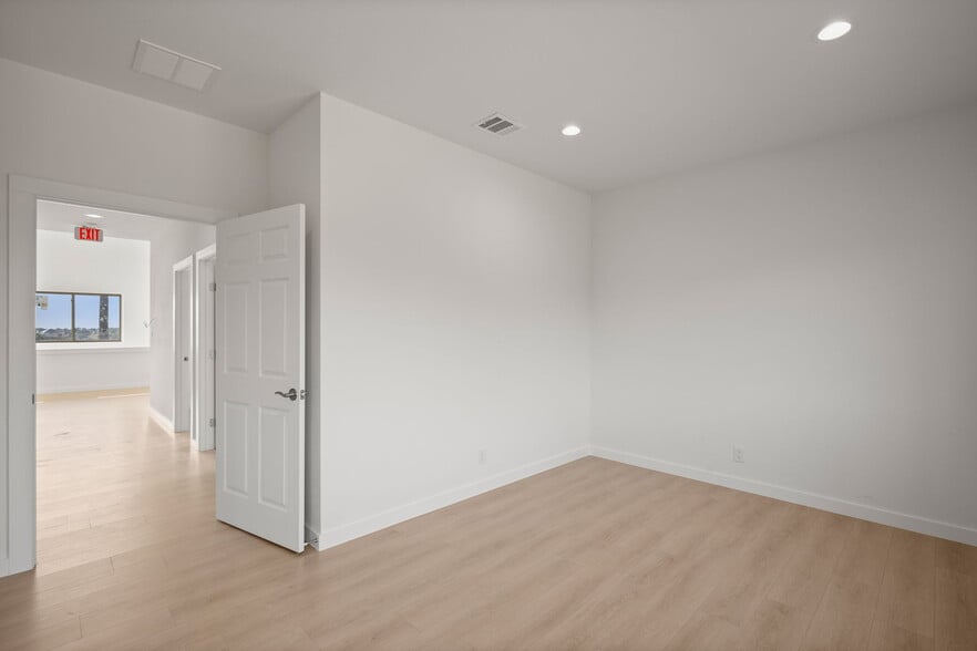 More Photos Of 10020 Darden Hill Rd, Austin Light Distribution For Lease