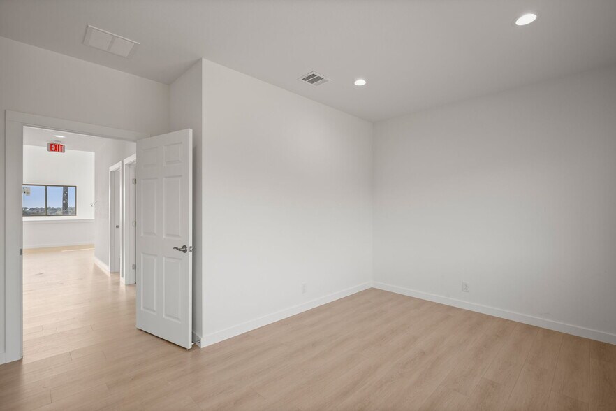 More Photos Of 10020 Darden Hill Rd, Austin Light Distribution For Lease