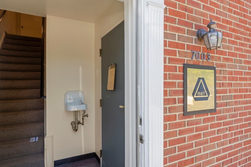 More Photos Of 7003 Kilworth Ln, Springfield Office For Sale