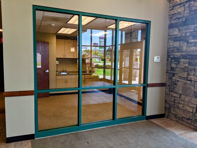 More Photos Of 1919 Fitz Ln, Nixa Drugstore For Lease