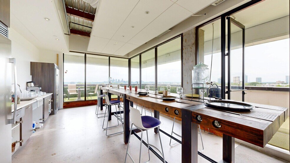 More Photos Of 550 Pharr Rd NE, Atlanta Office For Sale