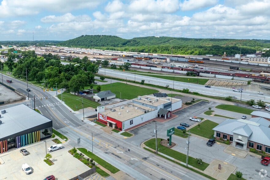 More Photos Of 2420-2440 Southwest Blvd, Tulsa Freestanding For Lease