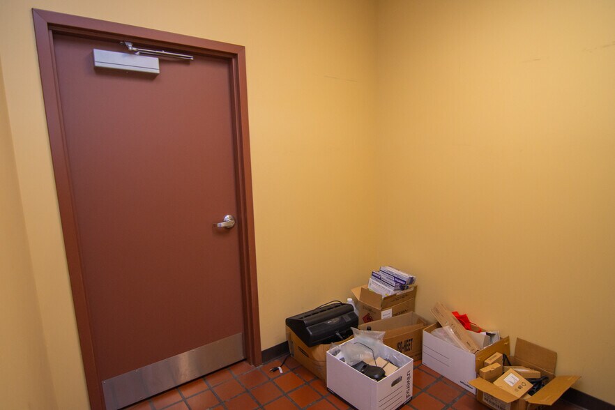 More Photos Of 1439 Sunset Blvd, Steubenville Flex For Sale