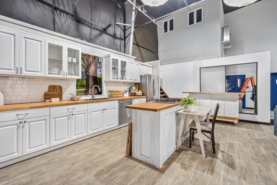 More Photos Of 2866 Roosevelt Blvd, Clearwater Showroom For Sale