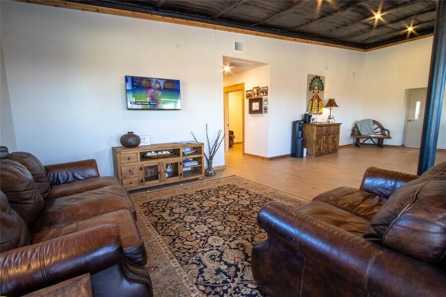More Photos Of 7206 S FM 51, Boyd Veterinarian Kennel For Sale