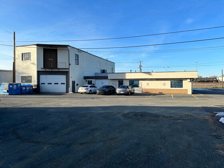 More Photos Of 733-759 Memorial Ave, West Springfield Showroom For Sale