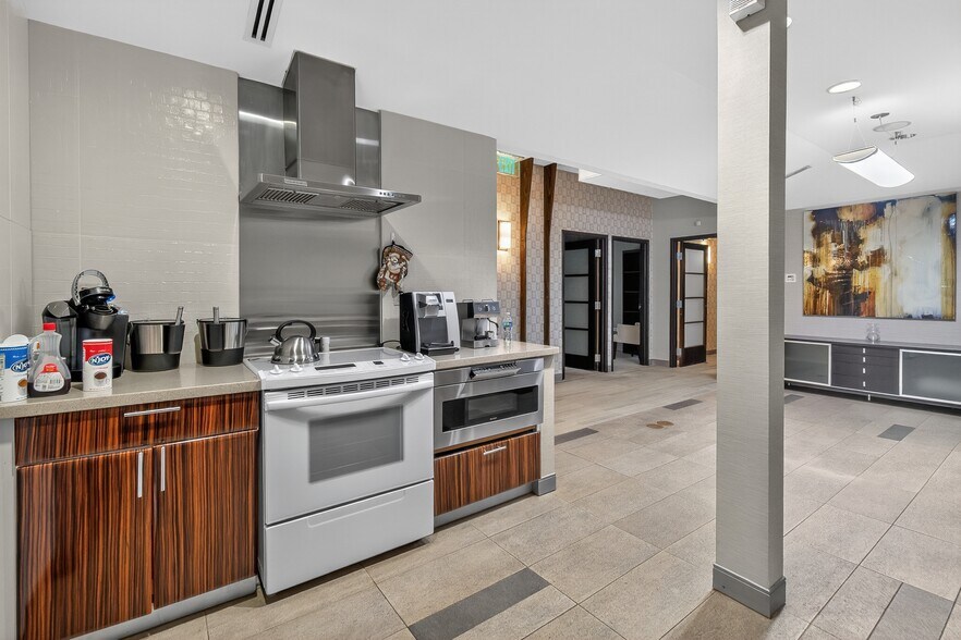 More Photos Of 715-717 East Blvd, Charlotte Office For Sale