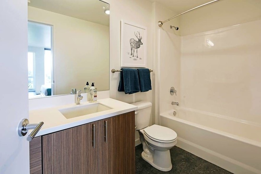 More Photos Of 900 NE 65th St, Seattle Apartments For Lease