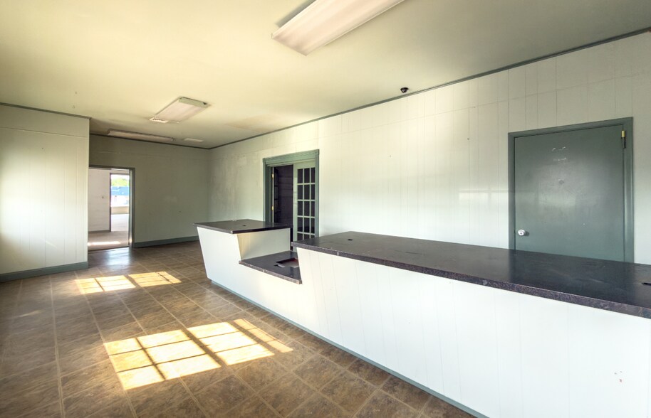 More Photos Of 6704 Williamson Rd, Hollins Storefront For Sale
