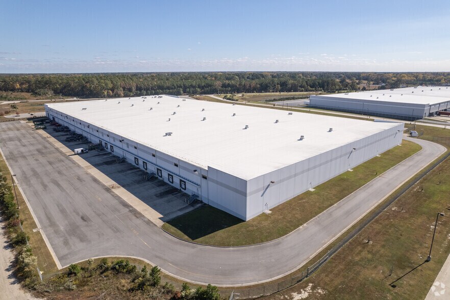 More Photos Of 1010 CenterPoint Dr, Suffolk Distribution For Lease