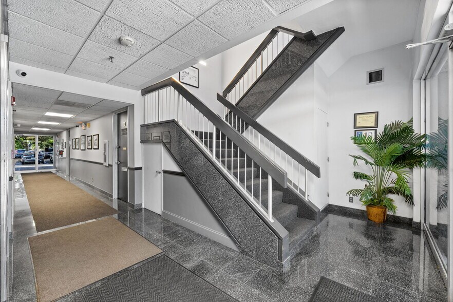 More Photos Of 1995 E Oakland Park Blvd, Fort Lauderdale Loft Creative Space For Sale