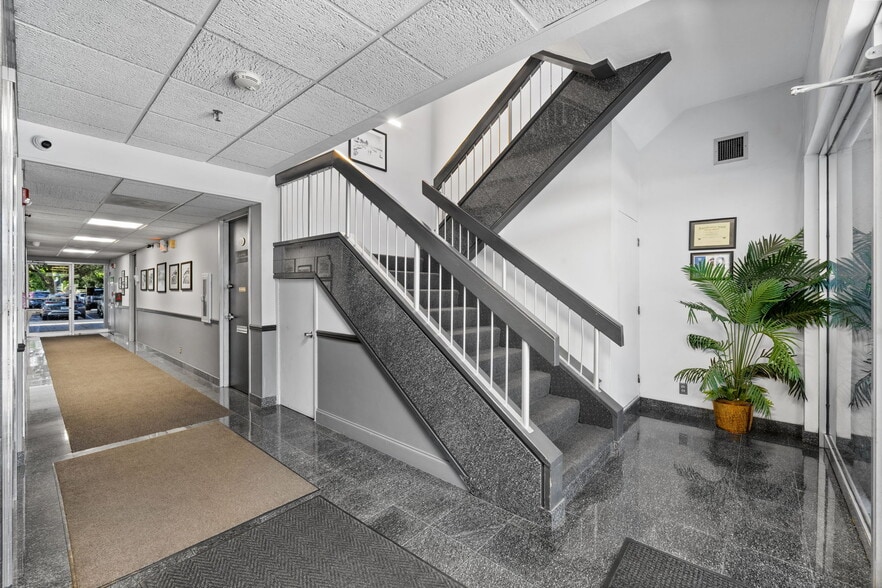 More Photos Of 1995 E Oakland Park Blvd, Fort Lauderdale Loft Creative Space For Lease