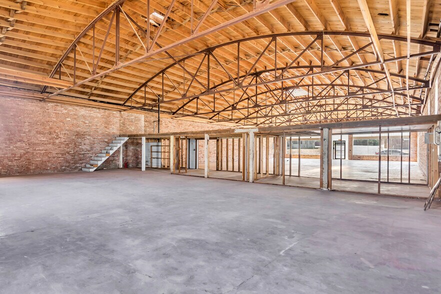 More Photos Of 815 W Broadway St, Ardmore Freestanding For Sale